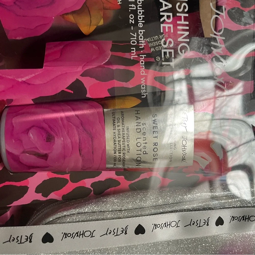 Betsey Johnson nourishing‎ body care set